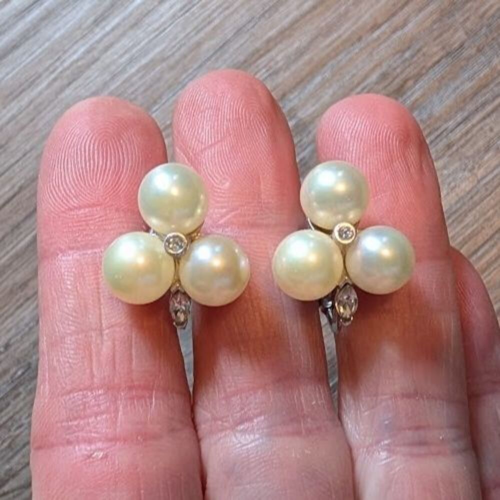 CINER  three 9 mm pearls cluster w/Rhinestone vintage clip earrings Silver tone